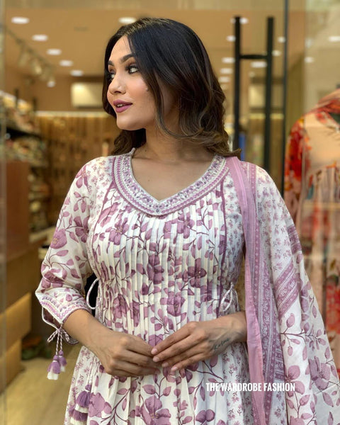 look fantastic Printed, Embroidered, Floral Print Kurta, Salwar & Dupatta Set