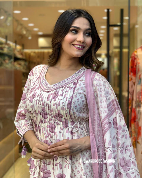 look fantastic Printed, Embroidered, Floral Print Kurta, Salwar & Dupatta Set