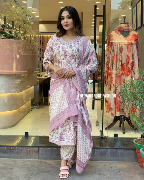 look fantastic Printed, Embroidered, Floral Print Kurta, Salwar & Dupatta Set
