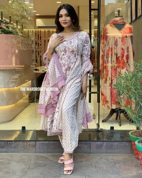 look fantastic Printed, Embroidered, Floral Print Kurta, Salwar & Dupatta Set