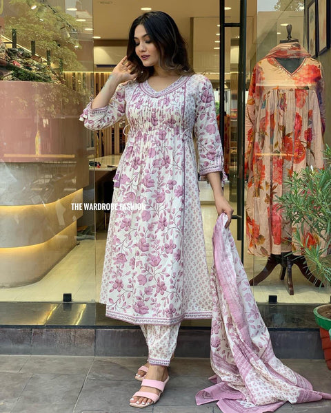 look fantastic Printed, Embroidered, Floral Print Kurta, Salwar & Dupatta Set