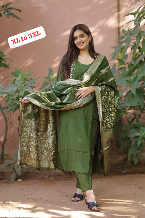 ELEVATE UR STYLE IN OUR CLASSY SILK EMBROIDERY SET WITH BANARA