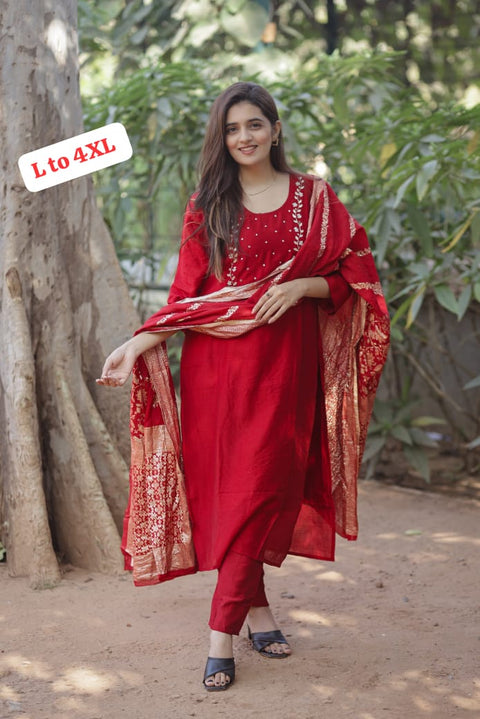 ELEVATE UR STYLE IN OUR CLASSY SILK EMBROIDERY SET WITH BANARA