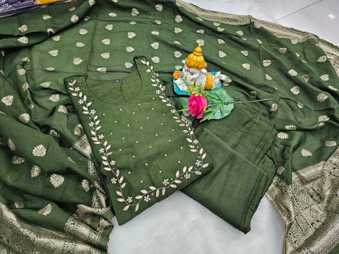 ELEVATE UR STYLE IN OUR CLASSY SILK EMBROIDERY SET WITH BANARA