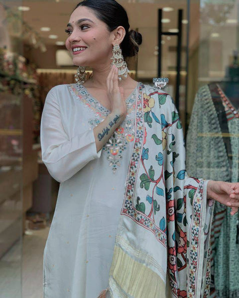 Embroidery Viscose Chanderi Kurti And Pant With Lagdi Satin dupatta