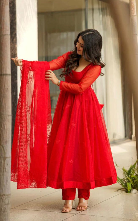 NEW ĐĚSIGNER PARTY WEAR TOP AND PANT WITH FANCY DUPPATA