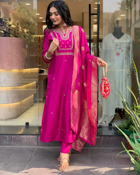New PRESERNTING NEW  STYLISH DESIGNER HEAVY  ROSE GOLD EMBROIDERY WORK WITH PENT