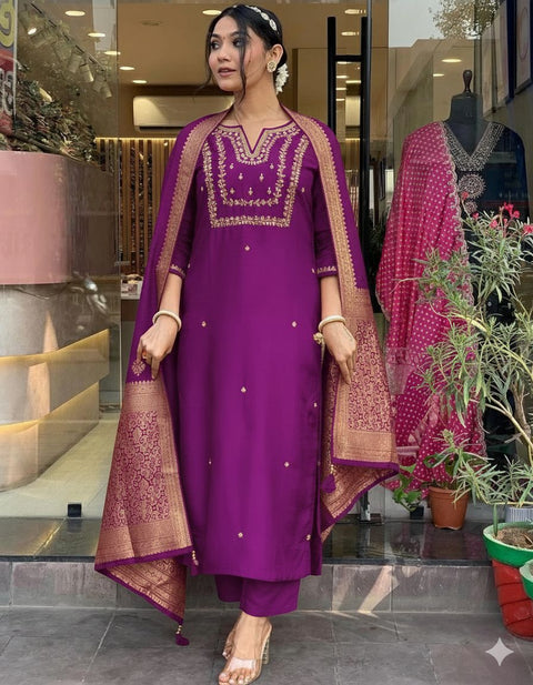 New PRESERNTING NEW  STYLISH DESIGNER HEAVY  ROSE GOLD EMBROIDERY WORK WITH PENT