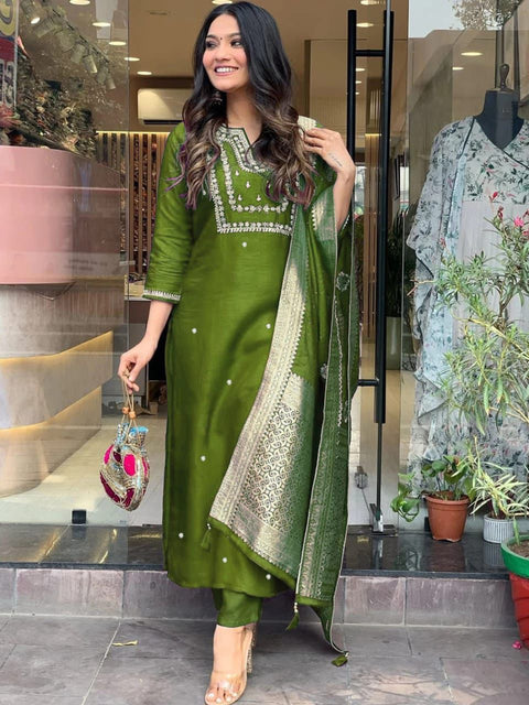 New PRESERNTING NEW  STYLISH DESIGNER HEAVY  ROSE GOLD EMBROIDERY WORK WITH PENT